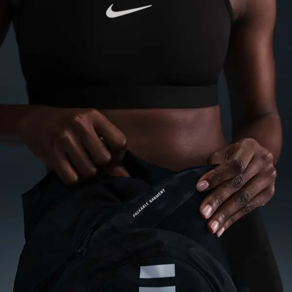 Куртка для бігу жіноча Nike SWIFT DRI-FIT темно-сіро-чорна IB5844-010