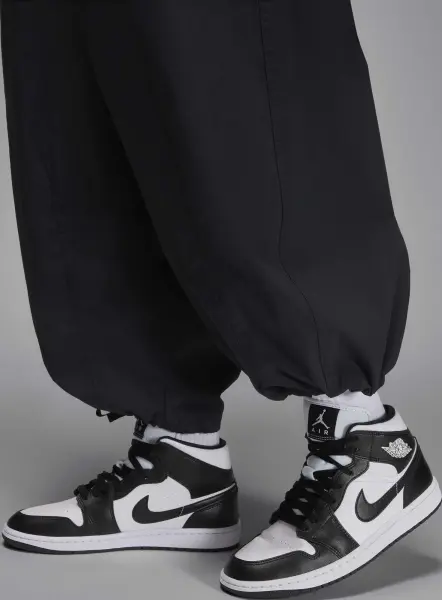Спортивные штаны женские Nike JORDAN FLIGHT CHICAGO PARACHUTE черные HM6144-010