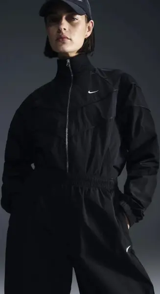 Ветровка женская Nike WINDRUNNER LOOSE UV WOVEN черная FV6304-010