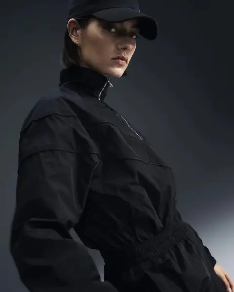Ветровка женская Nike WINDRUNNER LOOSE UV WOVEN черная FV6304-010