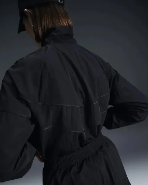 Ветровка женская Nike WINDRUNNER LOOSE UV WOVEN черная FV6304-010