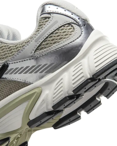 Кроссовки женские Nike V5 RNR оливково-серебряно-серые HQ7901-301