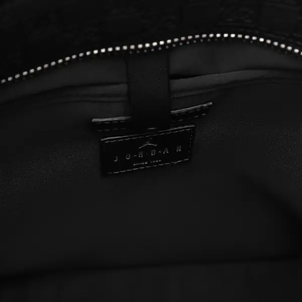 Сумка через плечо Nike JORDAN MONOGRAM TOTE BAG 17L черная MM0990-G0T