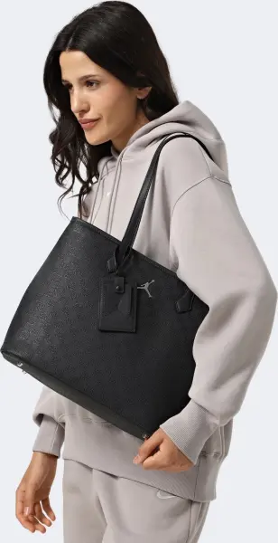 Сумка через плечо Nike JORDAN MONOGRAM TOTE BAG 17L черная MM0990-G0T