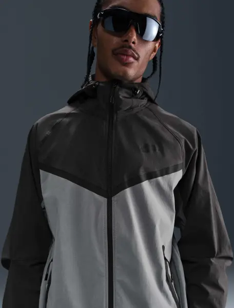 Вітровка Nike TECH WOVEN JACKET сіро-темно-сіра HM7151-065