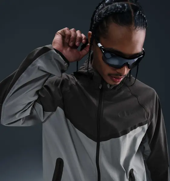 Вітровка Nike TECH WOVEN JACKET сіро-темно-сіра HM7151-065