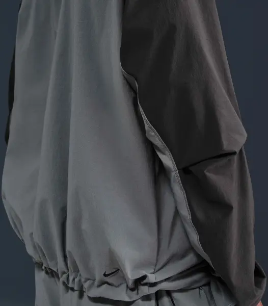 Вітровка Nike TECH WOVEN JACKET сіро-темно-сіра HM7151-065