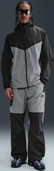 Вітровка Nike TECH WOVEN JACKET сіро-темно-сіра HM7151-065