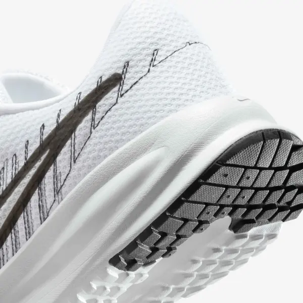 Кроссовки беговые женские Nike RUN DEFY бело-черные HM9593-101