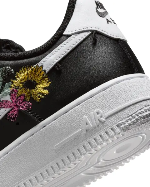 Кросівки жіночі Nike AIR FORCE 1 '07 PREMIUM 'FLOWERS' чорно-білі IB6644-001
