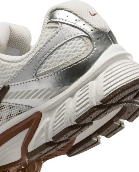 Кроссовки женские Nike V5 RNR бежево-серебряно-коричневые HQ7901-102