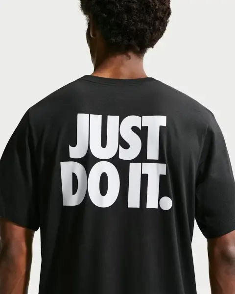Футболка Nike SPORTSWEAR черная IR4972-010