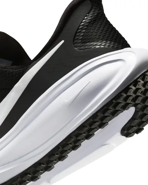 Кроссовки беговые женские Nike REVOLUTION 8 EASYON черно-белые HQ2415-001
