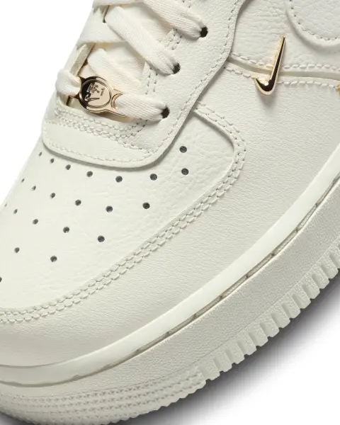 Кросівки жіночі Nike AIR FORCE 1 '07 LX молочні FV3654-111
