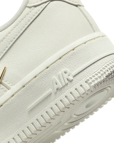 Кросівки жіночі Nike AIR FORCE 1 '07 LX молочні FV3654-111