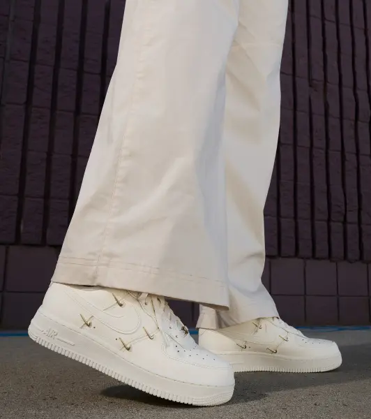Кросівки жіночі Nike AIR FORCE 1 '07 LX молочні FV3654-111