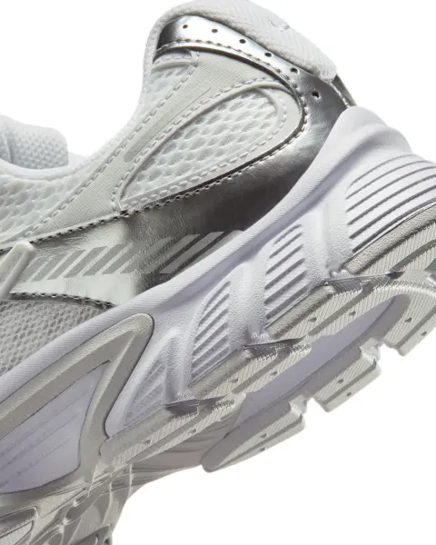 Кроссовки женские Nike V5 RNR бело-серебряные HQ7901-112