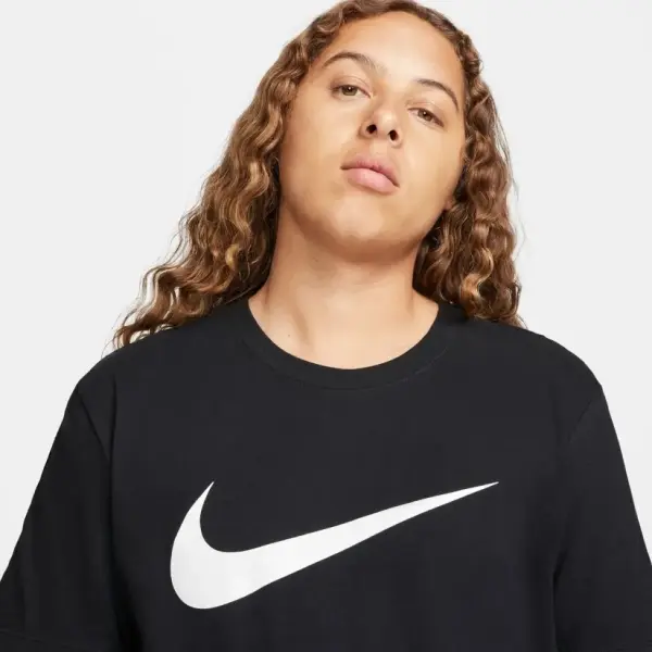 Футболка Nike SPORTSWEAR SWOOSH GOOD CHEST чорна DX1983-010
