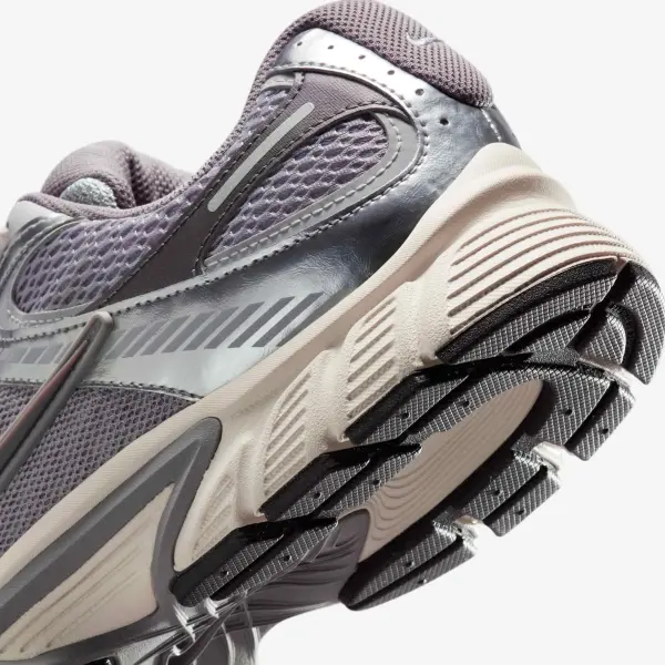 Кроссовки Nike V5 RNR серо-серебряные HJ5228-003