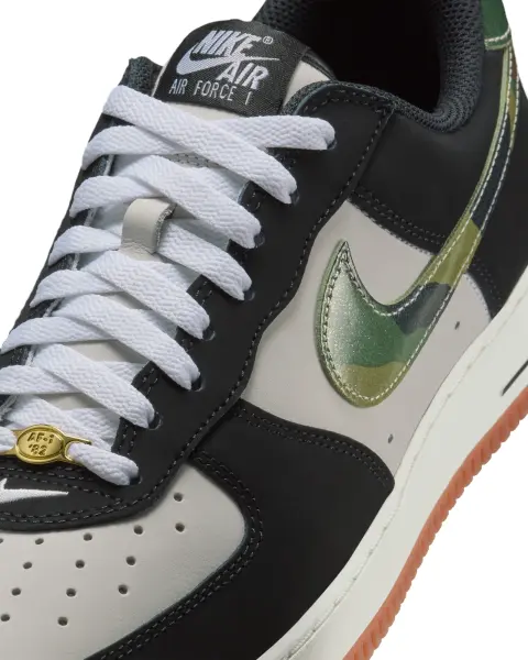Кроссовки Nike AIR FORCE 1 LOW RETRO черно-бело-зеленые HQ1967-100
