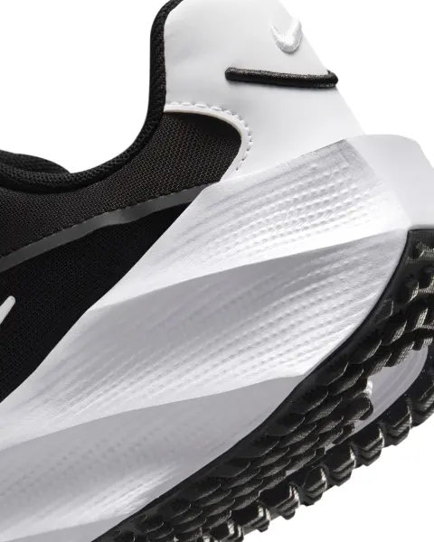 Кросівки жіночі Nike AURA EDGE чорно-білі HQ7025-002