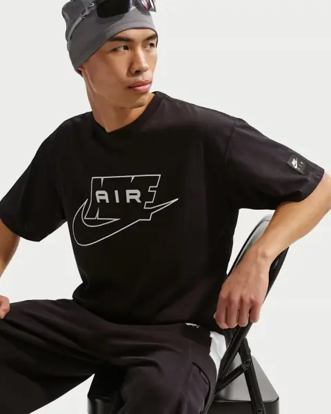 Футболка Nike SPORTSWEAR чорна IH1359-010