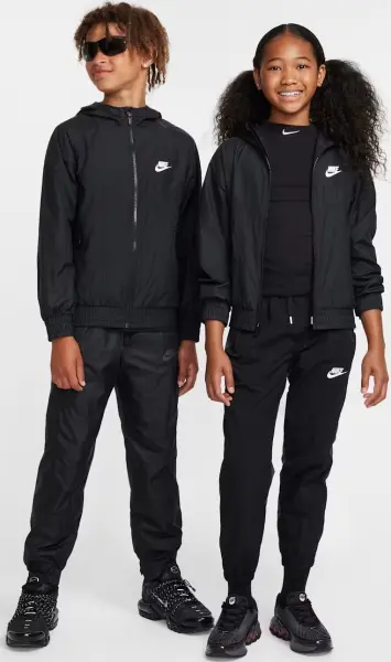 Ветровка подростковая Nike SPORTSWEAR WINDRUNNER REPEL черная FZ5516-010