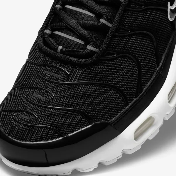 Кросівки жіночі Nike AIR MAX PLUS чорно-білі DM2362-001