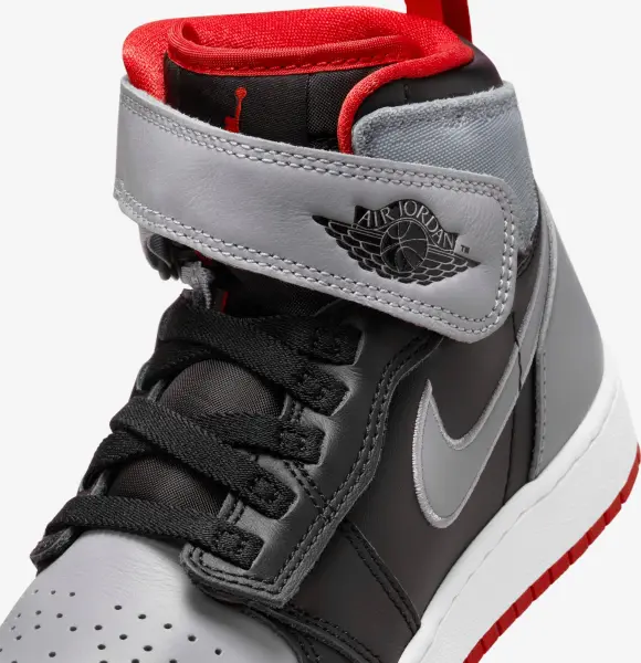 Кросівки підліткові Nike AIR JORDAN 1 HI FLYEASE (GS) сіро-чорно-червоні DC7986-010