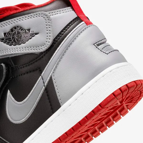 Кросівки підліткові Nike AIR JORDAN 1 HI FLYEASE (GS) сіро-чорно-червоні DC7986-010