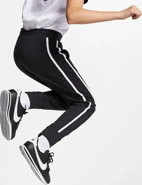 Спортивные штаны подростковые Nike SPORTSWEAR черно-белые AQ8840-010