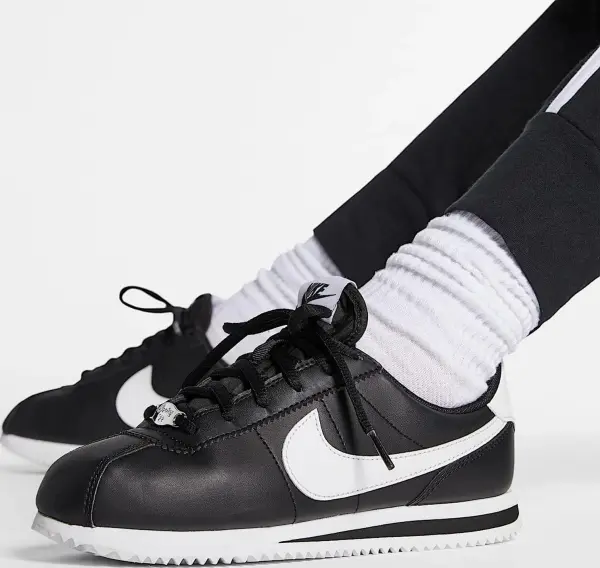 Спортивные штаны подростковые Nike SPORTSWEAR черно-белые AQ8840-010