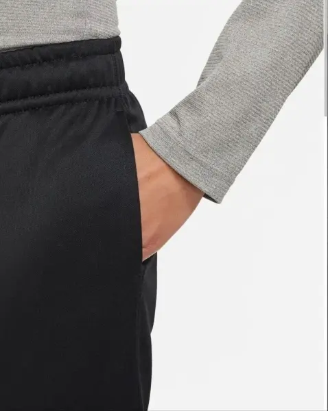 Спортивные штаны подростковые Nike THERMA-FIT GRAPHIC TAPERED черные DR8464-010