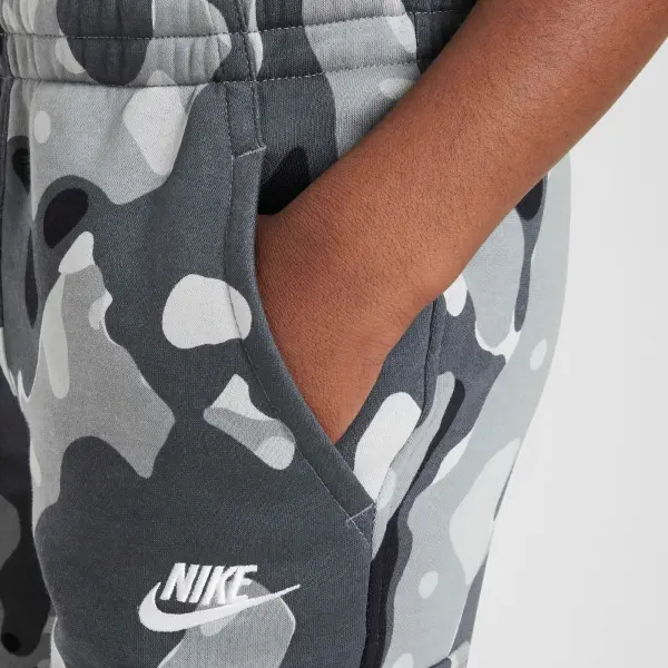 Спортивний костюм підлітковий Nike SPORTSWEAR CLUB FLEECE чорно-сірий камуфляж FZ5489-010__FZ5491-084