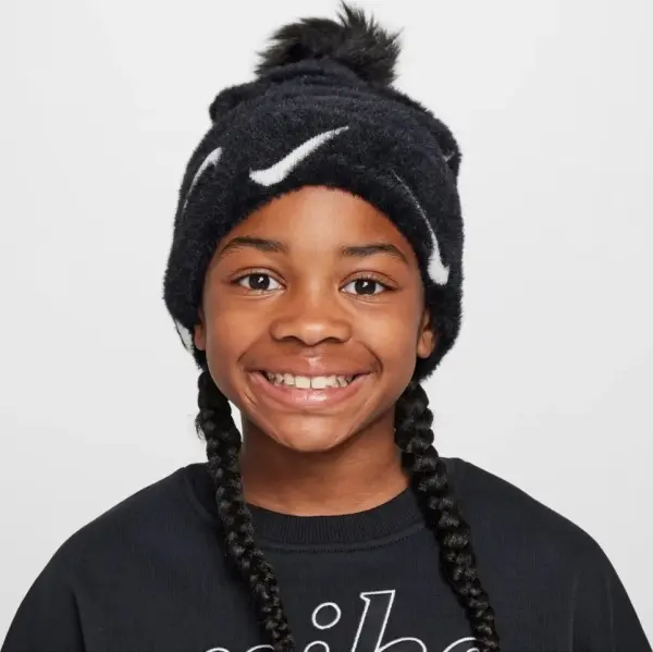 Шапка подростковая Nike PEAK POM BEANIE черно-белая FZ3062-010