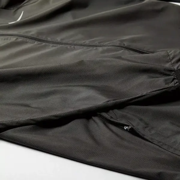 Ветровка Nike ESSENTIAL черная BV4870-010