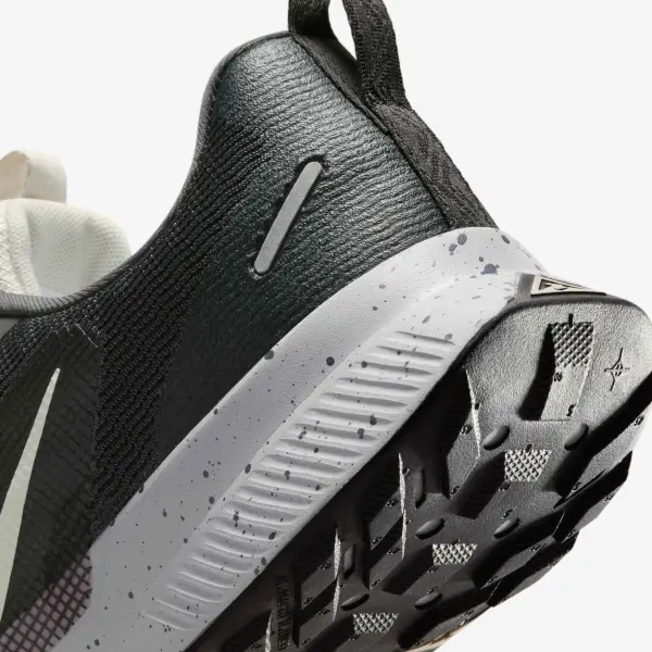 Кроссовки для трейлраннинга Nike JUNIPER TRAIL 3 темно-серо-бежевые FQ0904-003