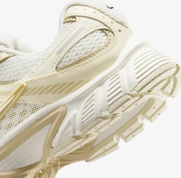 Кросівки жіночі Nike V5 RNR SE жовто-білі IO0464-101