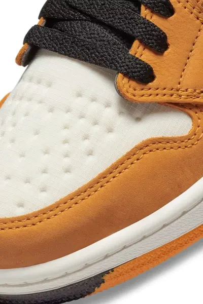 Кросівки Nike AIR JORDAN 1 ELEMENT GORE-TEX оранжево-біло-чорні DB2889-700