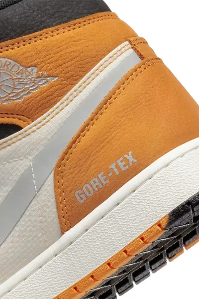Кросівки Nike AIR JORDAN 1 ELEMENT GORE-TEX оранжево-біло-чорні DB2889-700