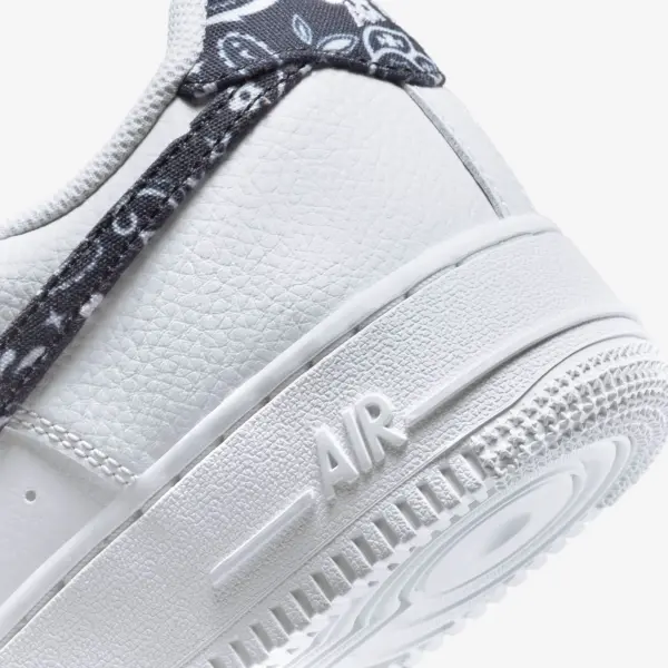 Кросівки жіночі Nike AIR FORCE 1 '07 ESSENTIAL біло-чорні DH4406-101