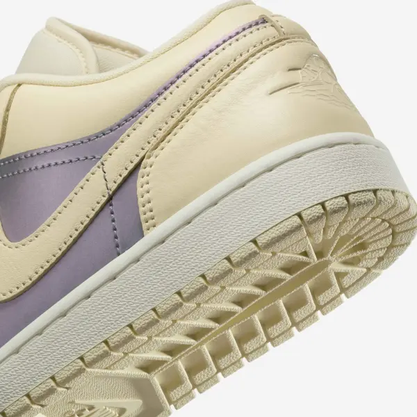 Кроссовки женские Nike AIR JORDAN 1 LOW SE бежево-фиолетовые IH4110-104