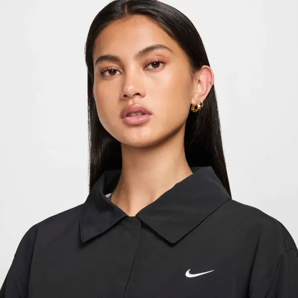 Куртка женская Nike SPORTSWEAR ESSENTIAL OVERSIZED UV WOVEN черная FV7560-010