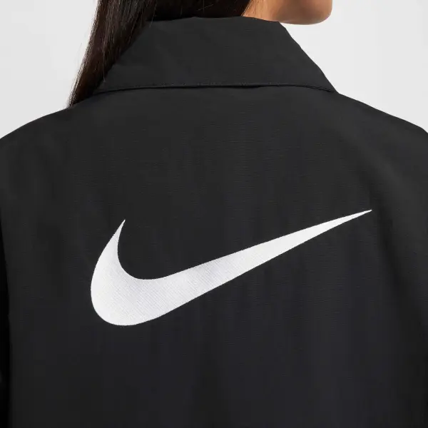 Куртка женская Nike SPORTSWEAR ESSENTIAL OVERSIZED UV WOVEN черная FV7560-010