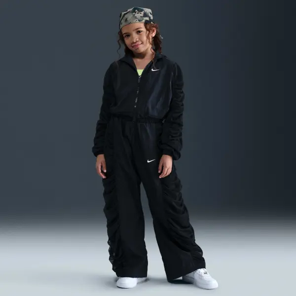 Ветровка подростковая Nike SPORTSWEAR WOVEN черная HQ9459-010