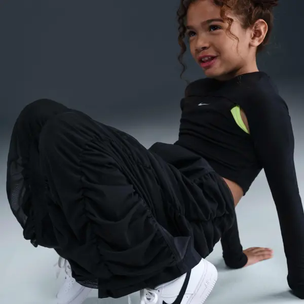 Спортивные штаны подростковые Nike SPORTSWEAR WOVEN черные HQ9460-010