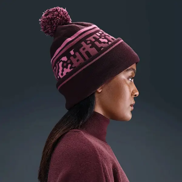 Шапка Nike PEAK BEANIE OUTDOOR бордово-рожева HQ0355-652