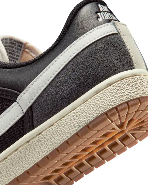 Кросівки жіночі Nike AIR JORDAN SKYLINE LOW чорно-білі IQ0704-001
