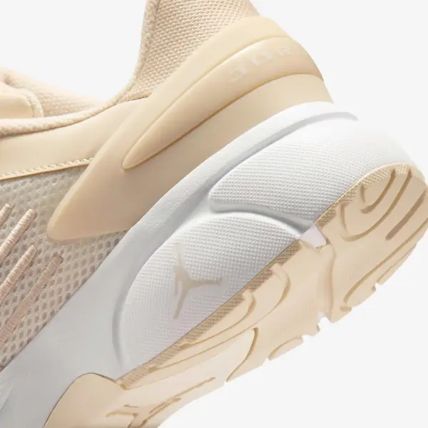 Кросівки жіночі Nike JORDAN TRUNNER FLOW бежеві IQ0701-200