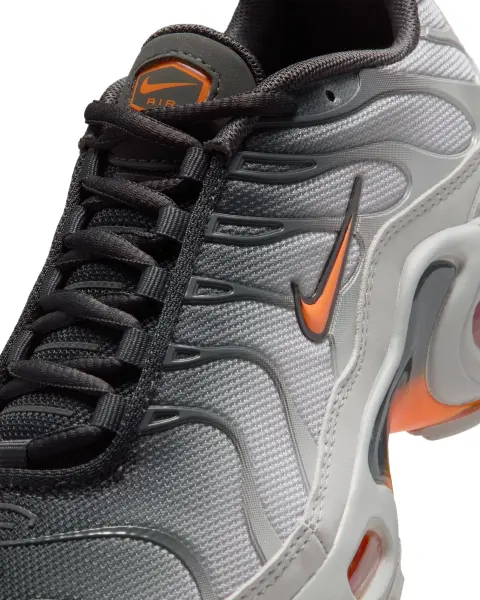Кросівки підліткові Nike AIR MAX PLUS (GS) сіро-чорно-оранжеві CD0609-050